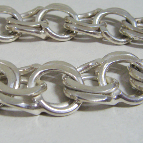 (b1132)Solid silver bracelet.